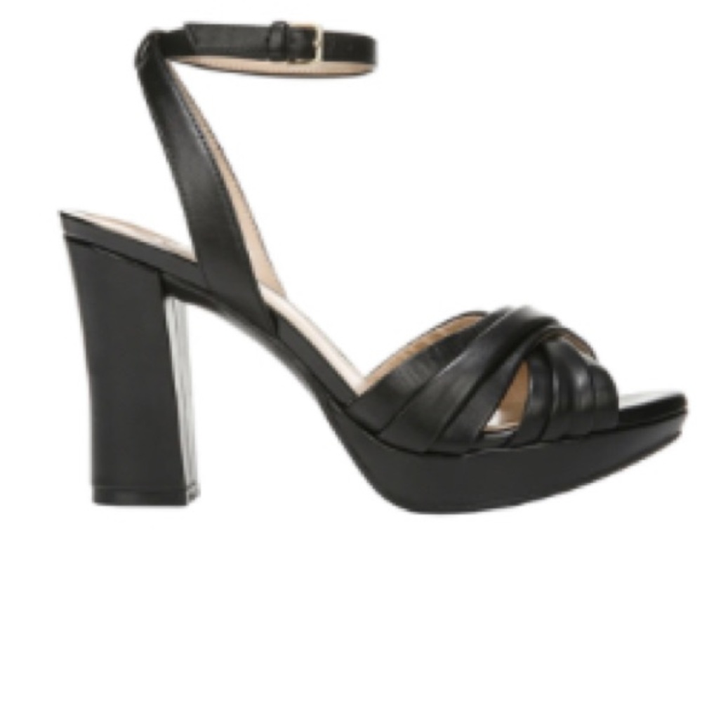 Naturalizer “Avril” leather platform pump